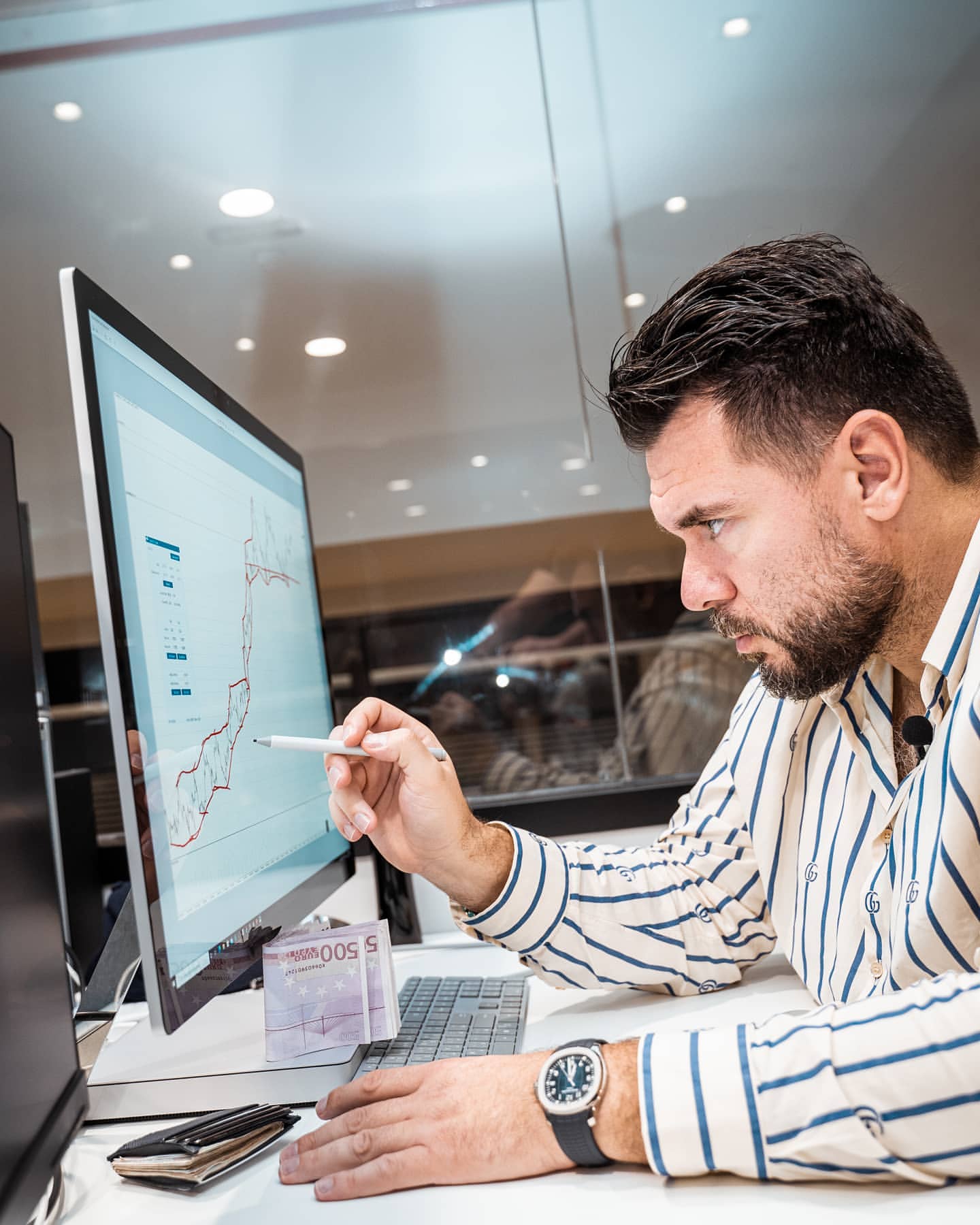 Lucas Andersen working in a professional trading environment